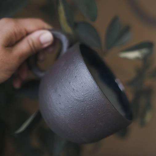 Nádoby - Tmavý hrníček - 16607905_