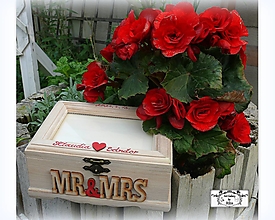 Darčeky pre svadobčanov - Krabica so sklenenym vrchom "MR&MRS" - 16609205_