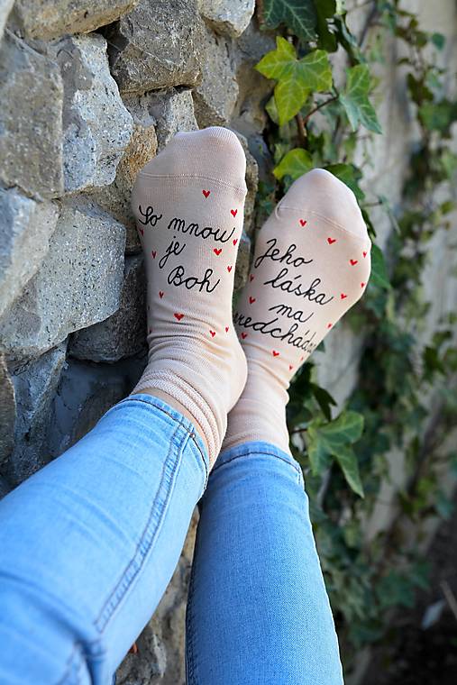 Motivačné maľované ponožky s nápisom: (”So mnou je Boh, jeho láska ma predchádza!”)