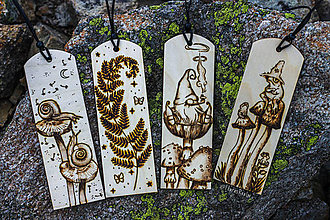 Papiernictvo - Ručne vypaľované drevené záložky s prírodnými motívmi a koženým strapcom - 16609196_