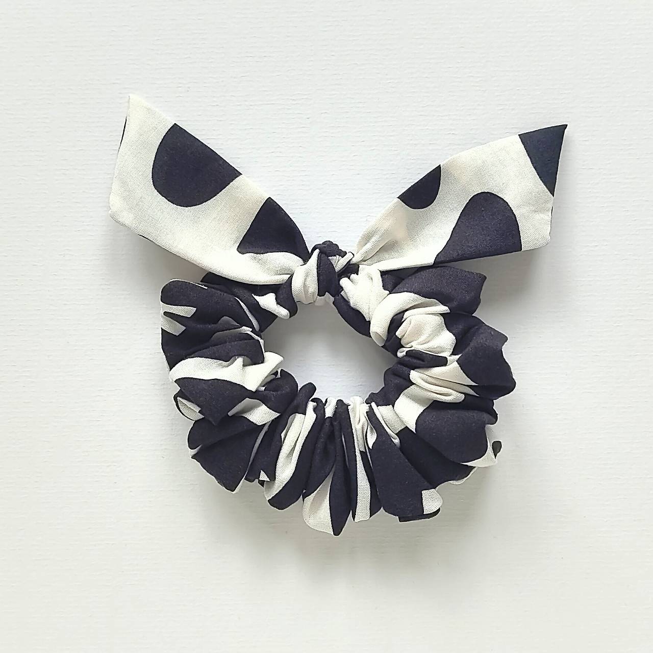 Scrunchie mašličková (Smotanovo-čierna)