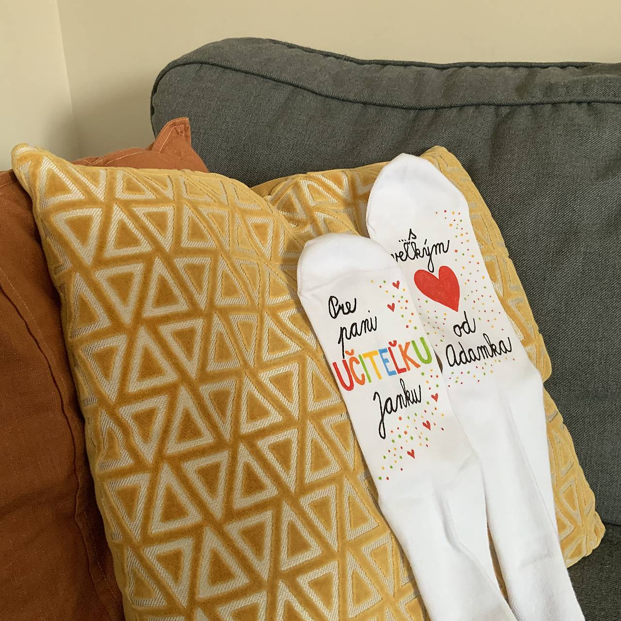Maľované ponožky pre PANI UČITEĽKU s veľkým ❤️ (+ meno pani učiteľky aj dieťaťa, od ktorého sú darované)
