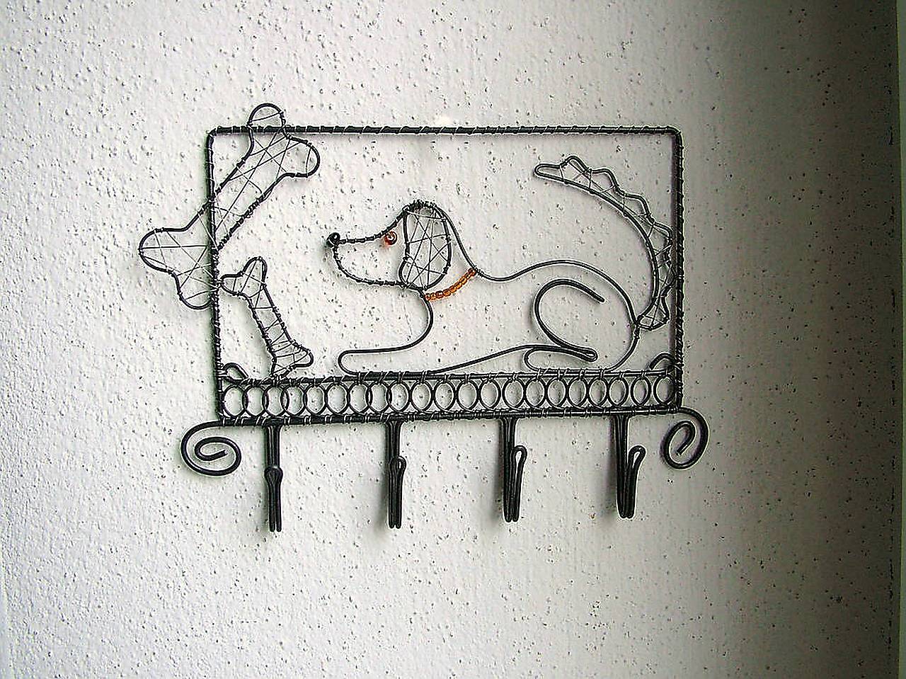 Drôtený vešiak so psíkom