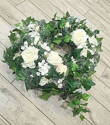Dekorácie - Srdce na hrob s brečtanom a ružami - 16623972_