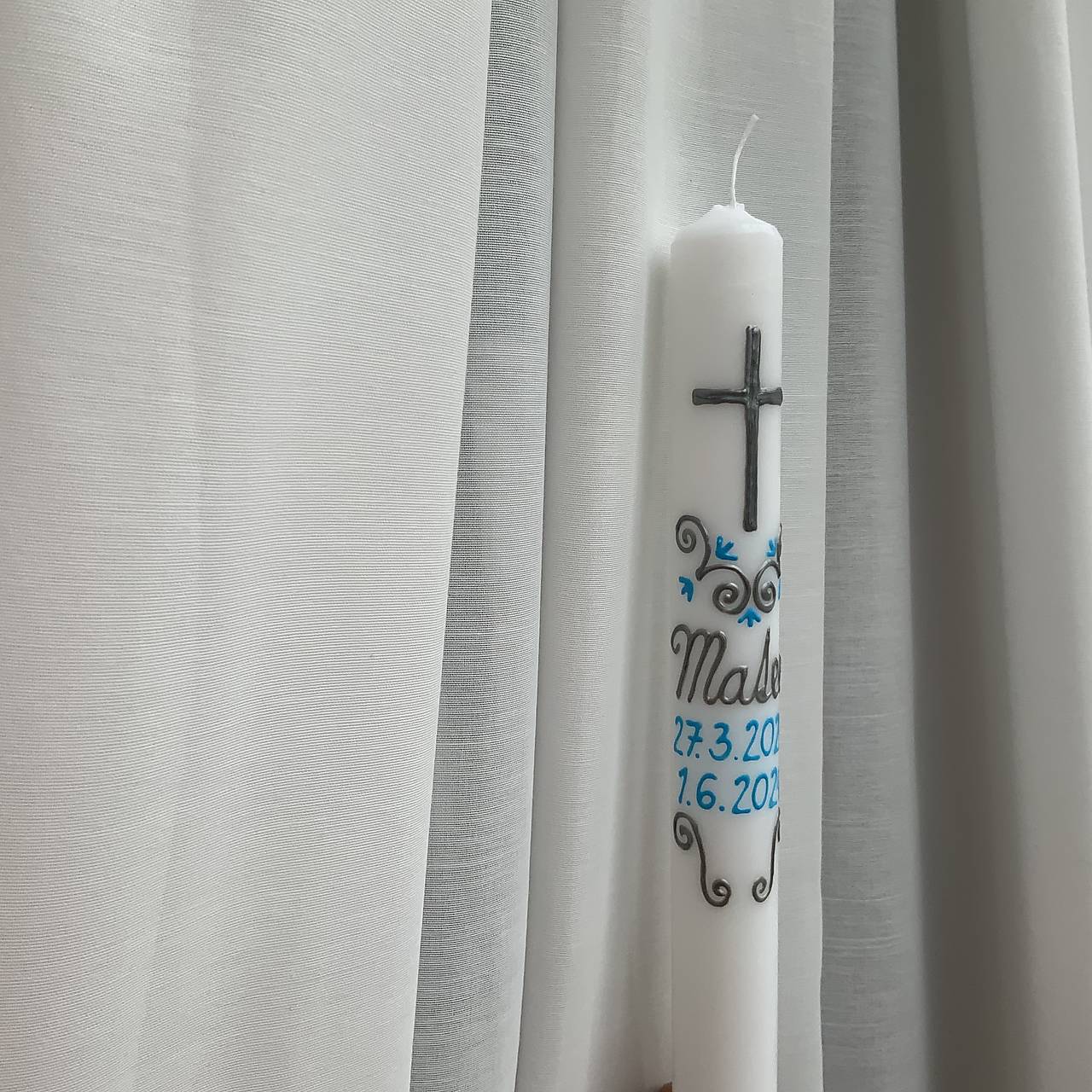 Ručne maľovaná krstná svieca s personalizáciou – 35 cm, biely vosk (Ľudovo ladená modro strieborná)
