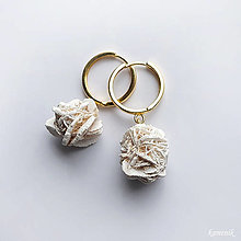 Náušnice - Pouštní růže - kámen - zlacené stříbrné náušnice na kruhových závěsech - 16624849_