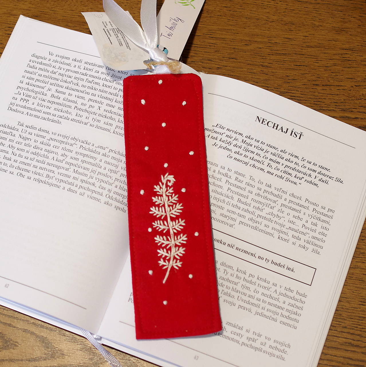 Textilná záložka do knihy Papraď (červená)