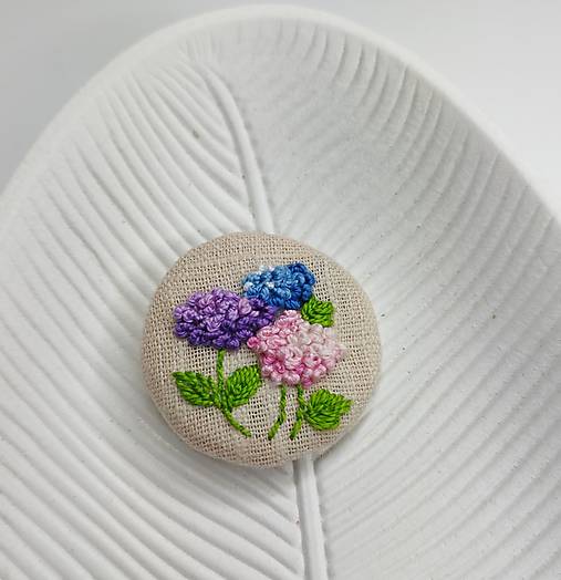 Brošne - Výšivaná brošňa (pestré hortenzie) - 16627768_
