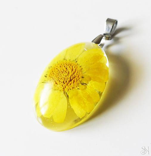 Náhrdelníky - Oválny živicový prívesok so žltým kvetom margarétky - chirurgická oceľ - 16635687_