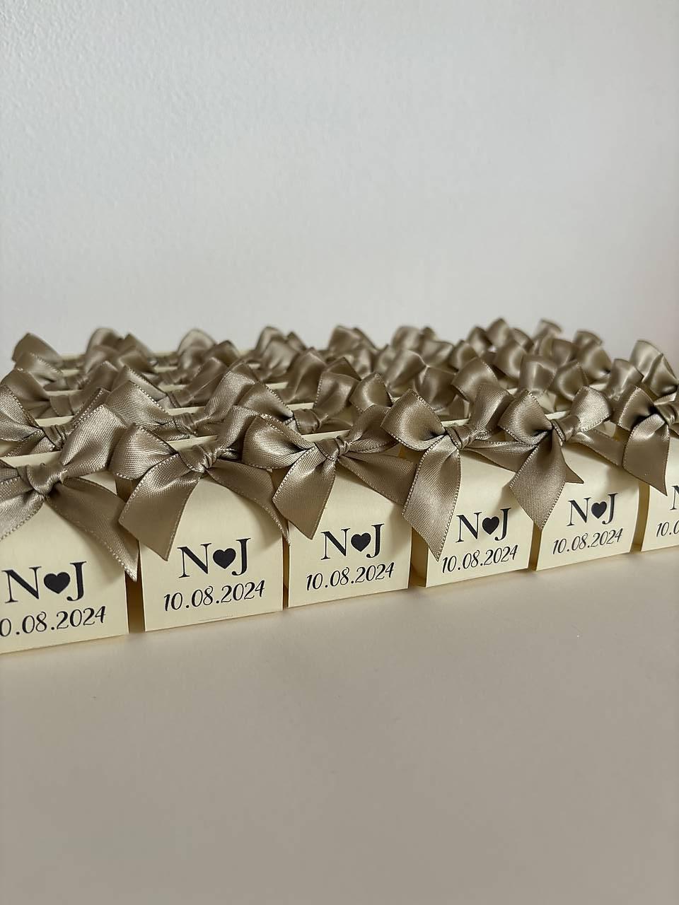 Darčeky a menovky pre svadobných hostí zlaté