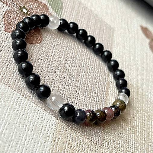 ZĽAVA 10% Shungite, Tourmaline, Quartz Bracelet / Elastický náramok s pravým šungitom, krištáľom a turmalínom P-101