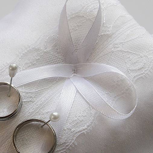 Biely saténový vankúšik pod obrúčky + 2 špendlíky zdarma