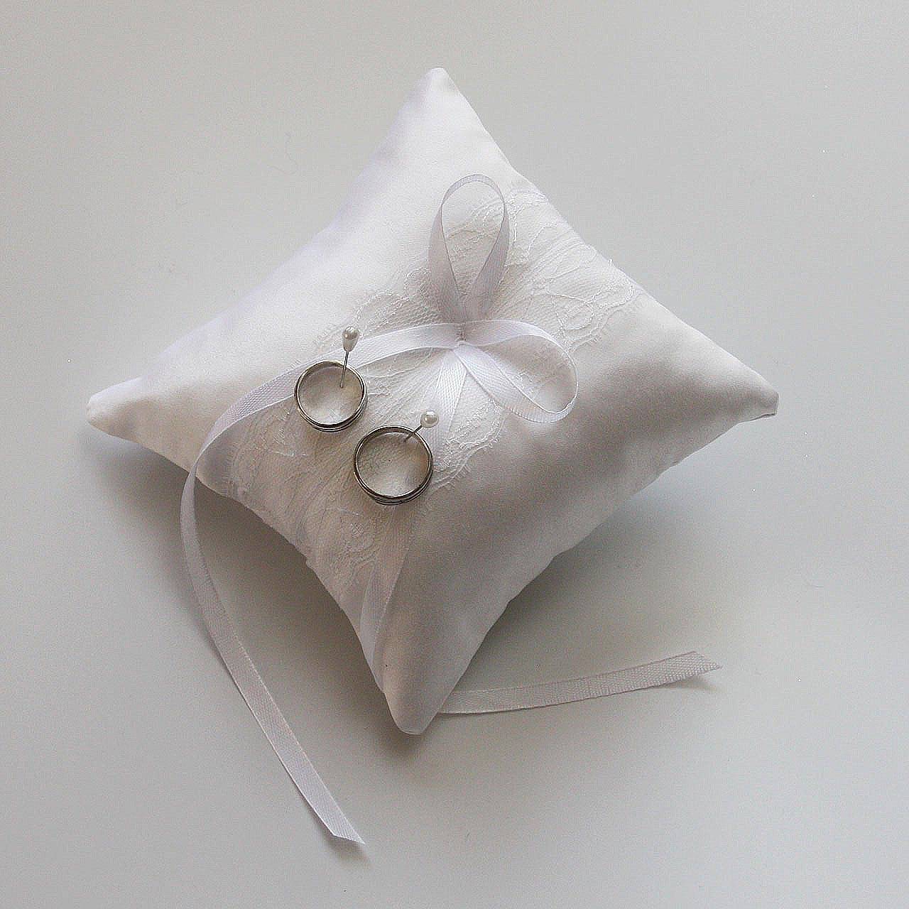 Biely saténový vankúšik pod obrúčky + 2 špendlíky zdarma