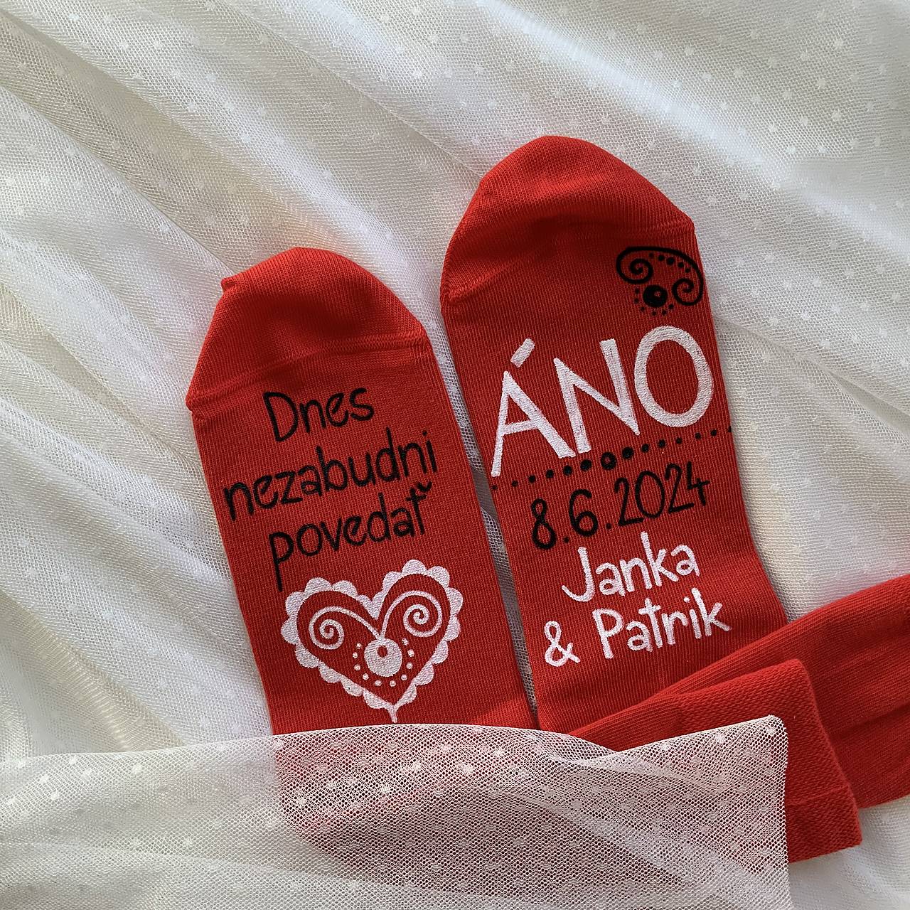 Maľované ponožky - ženích (červené s bielo čierno maľbou a menami)