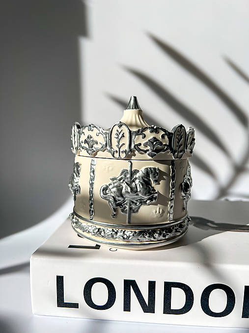 Úložné priestory & Organizácia - Ručne maľovaná šperkovnica - 16637367_