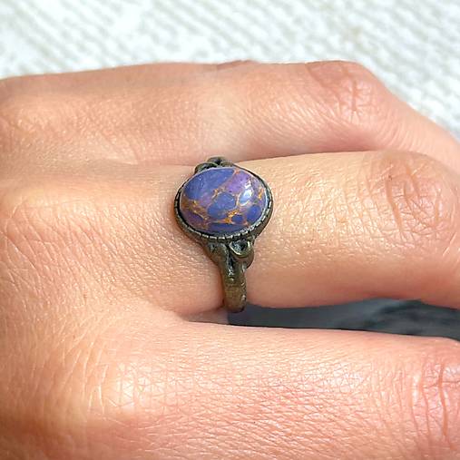 Simple Mini Bronze Purple Howlite Ring / Jemný bronzový prsteň s fialovým howlitom E035