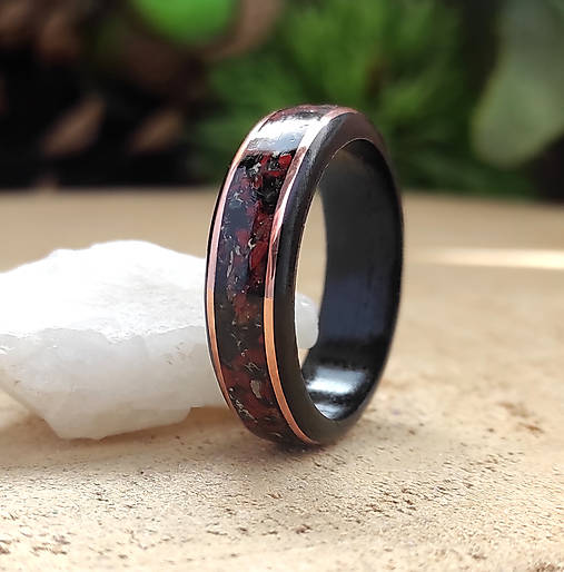Prstene - Ebenový prsteň s obsidiánom, jaspisom a meďou - 16640951_