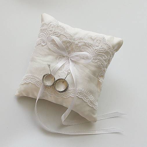 Smotanový vankúšik s bielou čipkou