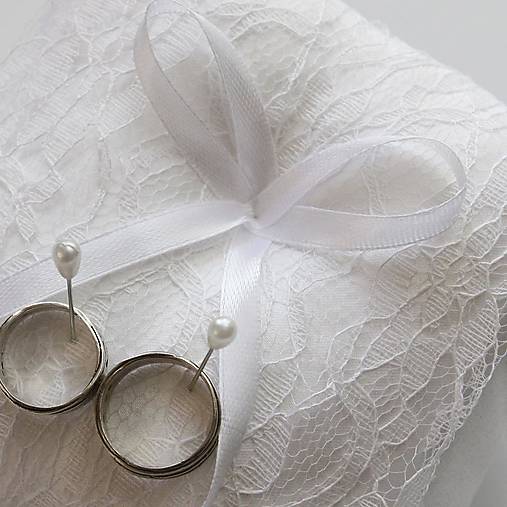 Vankúšik pod obrúčky so širokou stuhou