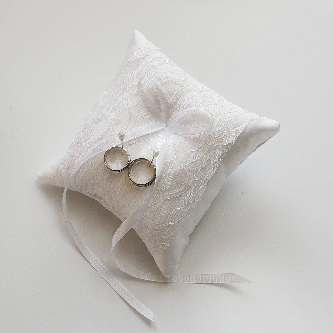 Vankúšik pod obrúčky so širokou stuhou