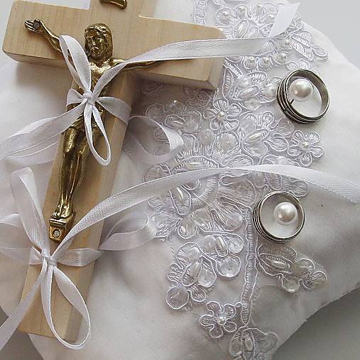 Svadobný vankúšik pod obrúčky a križik