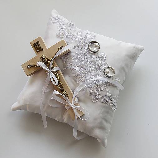 Svadobný vankúšik pod obrúčky a križik
