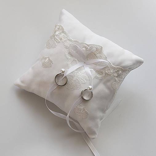 Svadobný vankúšik pod obrúčky alebo menší krížik