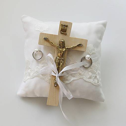 Svadobný vankúšik pod obrúčky alebo menší krížik