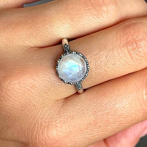 Filigree Rainbow Moonstone Ag925 Silver Ring  / Strieborný filigránový prsteň s brúseným mesačným kameňom E026