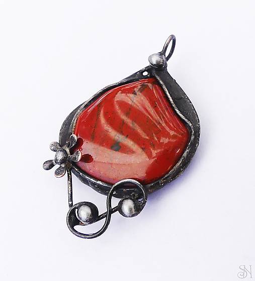 Náhrdelníky - Cínovaný tiffany prívesok s liečivým kameňom červeným jaspisom - 16644461_