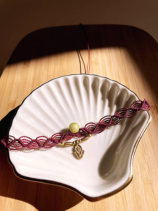 Náhrdelníky - PLUM JADEIT micro macramé choker - 16645465_