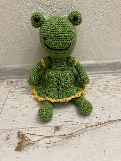 Hračky - žaba-žabka v sukničke /háčkovaná hračka/ - 16645761_