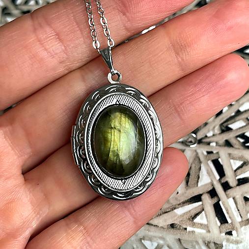 Oval Gemstone Antique Silver Locket Necklace / Otvárací medailón (Labradorite E023)