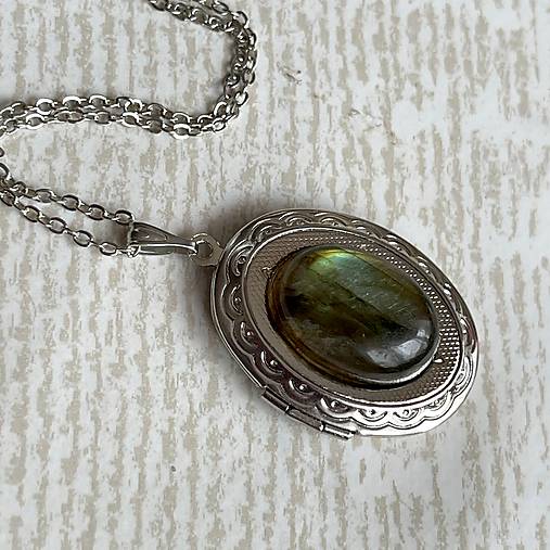 Oval Gemstone Antique Silver Locket Necklace / Otvárací medailón (Labradorite E023)