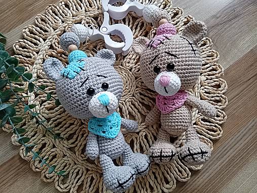 Hračky - Háčkovaný macko na zavesenie - 16647264_