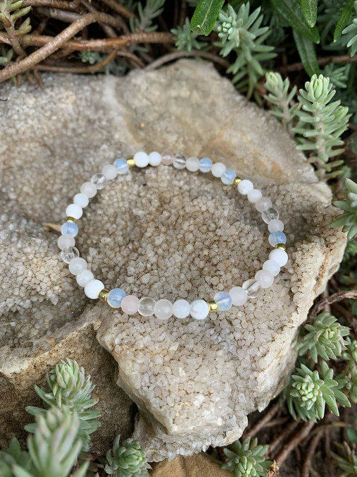 Náramky - náramok pastelový  (náramok Magnezit,Mesačný kameň,Ruženín, Krištáľ,Opalit) - 16649013_