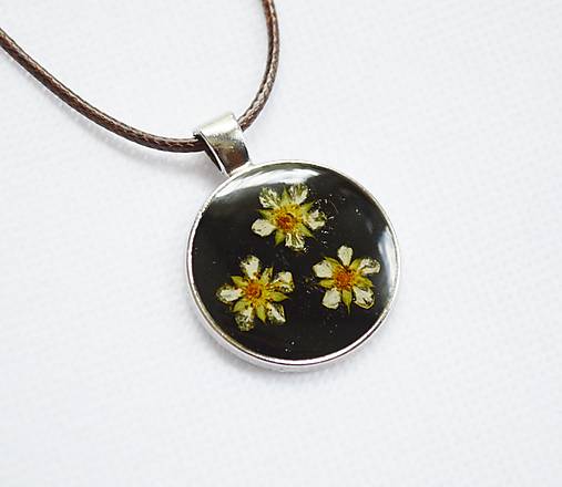 Náhrdelníky - Živicový náhrdelník zo sušených kvetov - Kvety lesnej jahody na čiernej - 16653107_