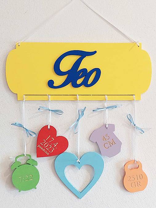 Drevené meno na tabuľke s údajmi o narodení + srdiečko