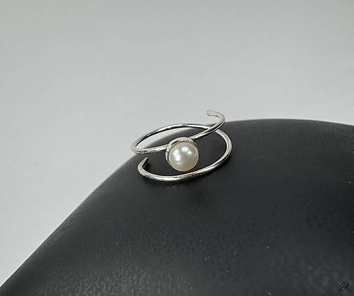 Strieborný 925/1000 nastaviteľný prsteň s riečnou perlou
