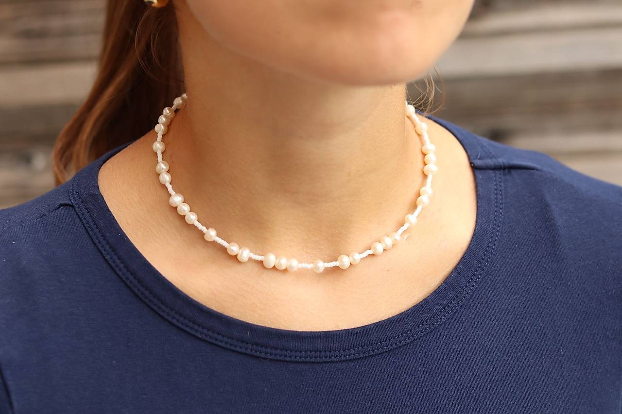 Letný choker s perlami