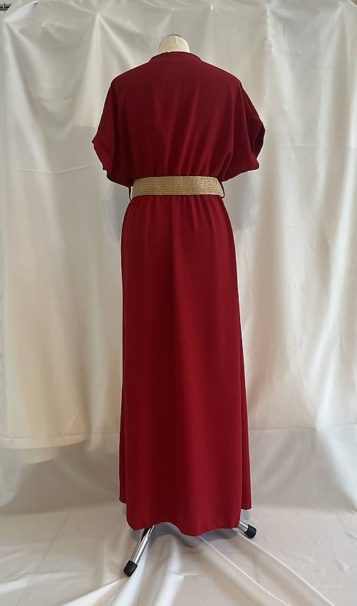 Dámske šaty s ozdobným opaskom burgundy
