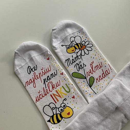 Maľované ponožky pre PANI UČITEĽKU (Biele so včielkou + “zo ❤️ ĎAKUJEME”)