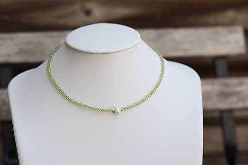 Krátky náhrdelník choker olivín