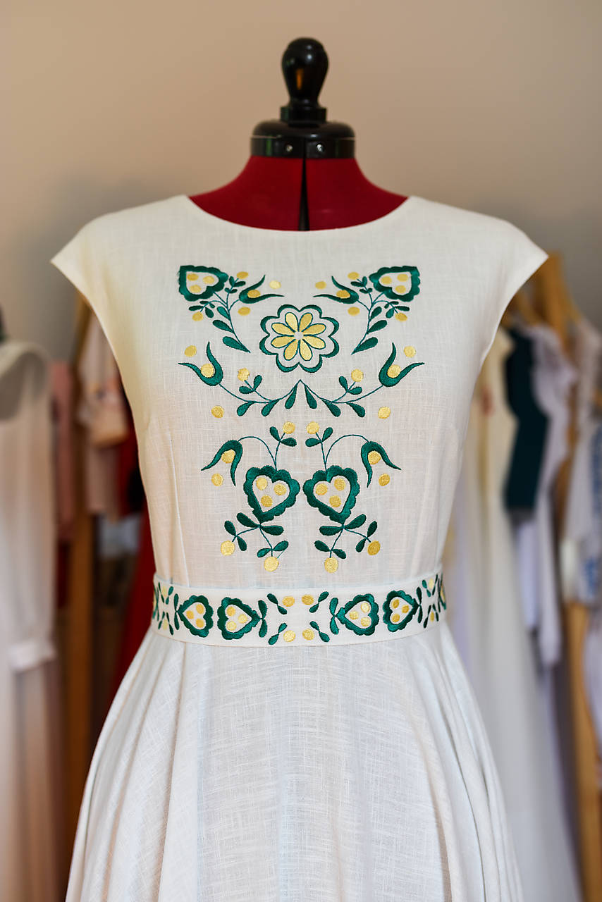 Zelené vyšívané ľanové šaty