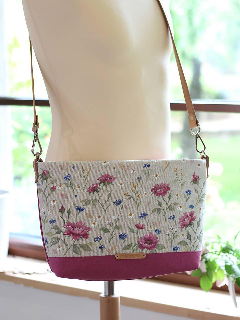 Elegantná ručne maľovaná dámska crossbody kabelka "Rose Venus"