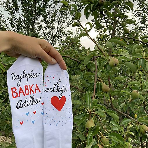 Maľované ponožky pre babku s nápisom: "Najlepšia BABKA (meno)/ s veľkým srdcom"