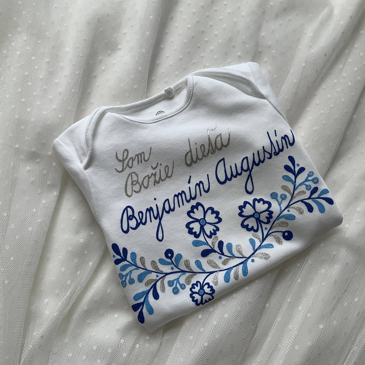 Originálne maľované body k narodeniu bábätka s nápisom ako na krstnej košieľke “SOm Božie dieťa”