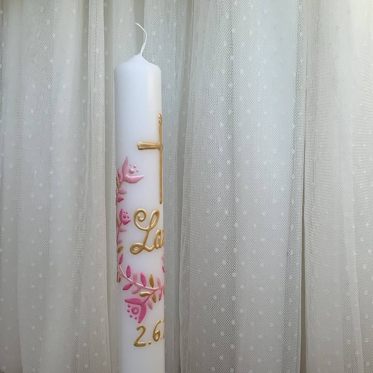 Ručne maľovaná krstná svieca s personalizáciou – 35 cm, biely vosk (S ružovými lístkami)