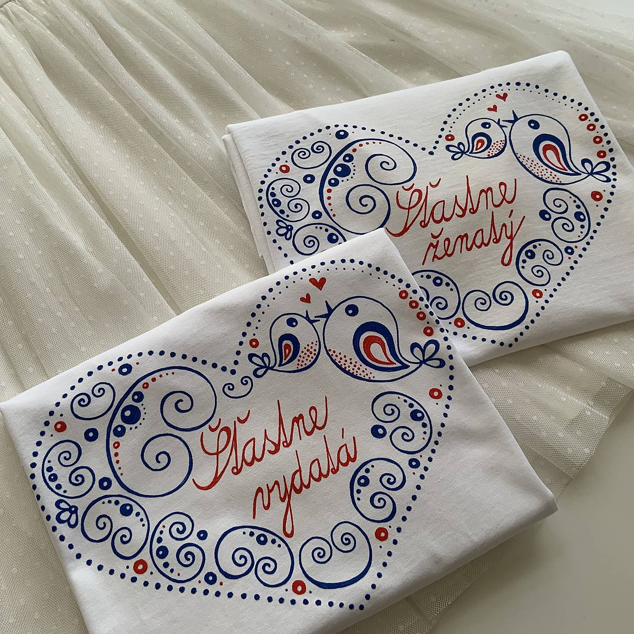 Maľované tričko s ľudovoladeným vzorom v tvare srdca a (Sada dámske+ pánske s nápismi “Šťastne ženatý/vydatá + vzadu “snáď”)