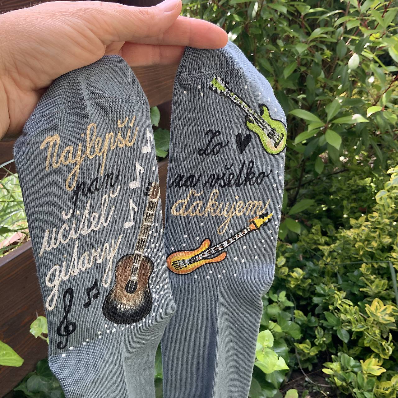 Maľované pre najlepšieho pána UČITEĽA (gitary (sivé))